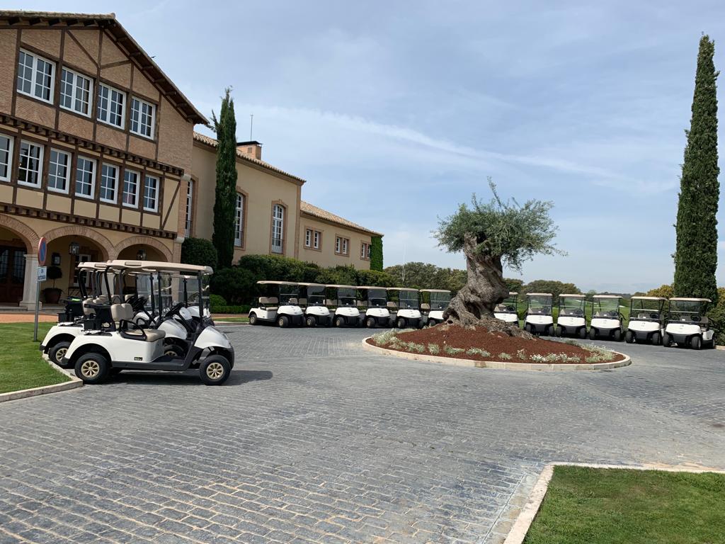 ¿Debo tener baterías de litio en mi buggie de golf?: “Las baterías de litio basan su eficiencia en su mayor capacidad para almacenar energía, hasta el triple que las de plomo convencionales, electrolito líquido o&nbsp;AGM”